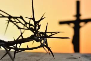 coroa de espinhos e cruz simbolizando o sacrifício de Cristo