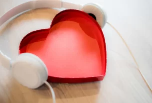 imagem de um coração com um fone de ouvido para representar a escuta ativa.