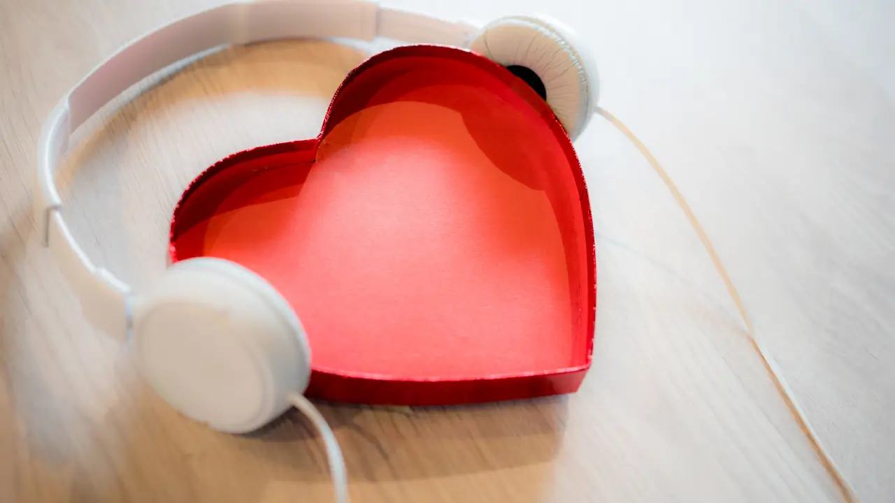 imagem de um coração com um fone de ouvido para representar a escuta ativa.