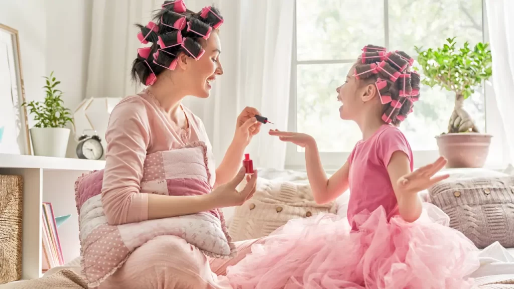 Uma filha imitando a mãe para demonstrar a influência poderosa que toda mãe exerce.