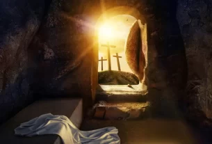Túmulo vazio e aberto com a sol brilhando para representando a vitória sobre a morte que é a verdadeira páscoa.