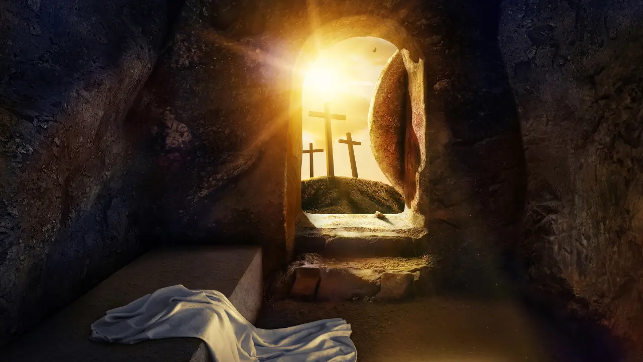 Túmulo vazio e aberto com a sol brilhando para representando a vitória sobre a morte que é a verdadeira páscoa.