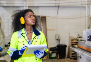 mulher equipada para o trabalho simbolizando o trabalho com propósito.
