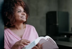 devocionais curtos para mulheres ocupadas, simbolizado por uma mulher com a Bíblia