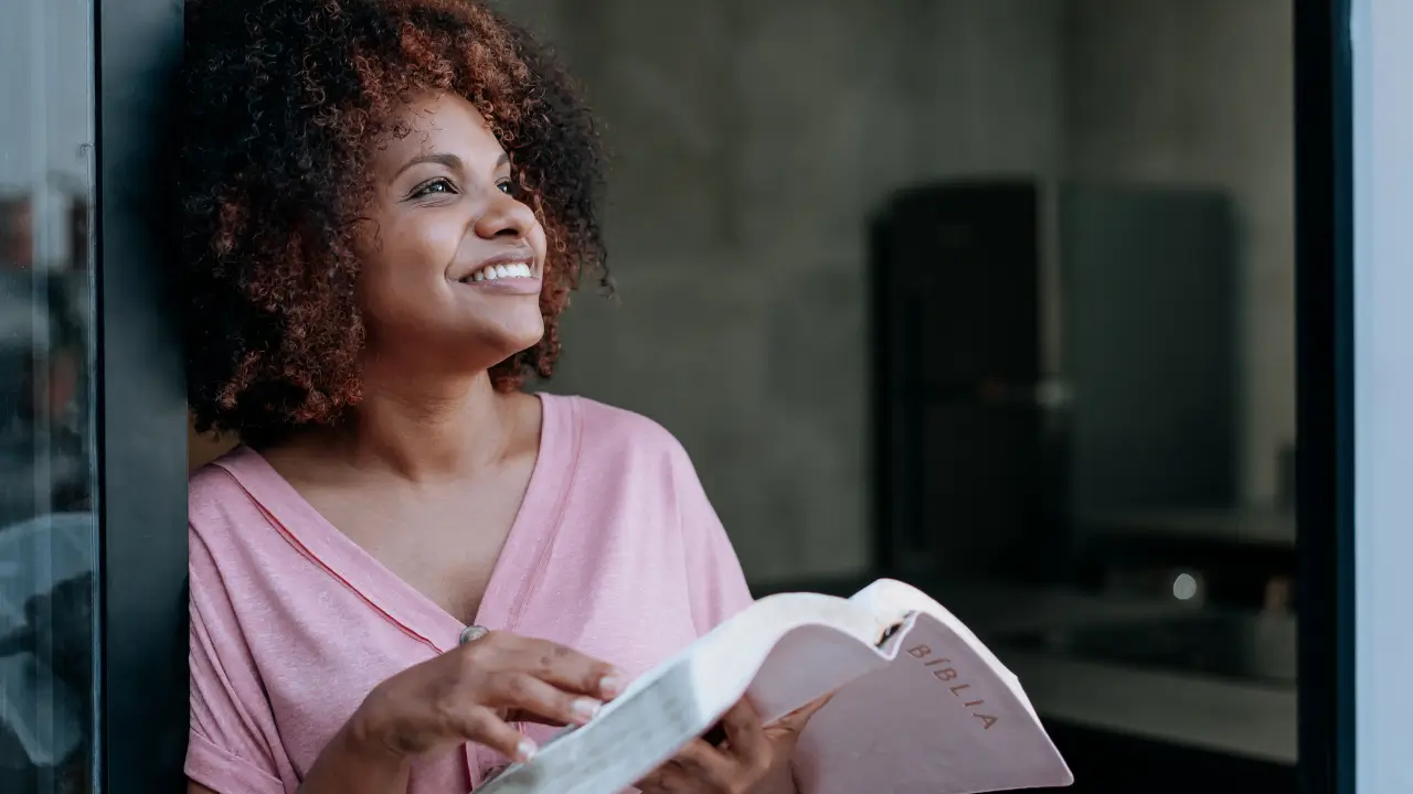devocionais curtos para mulheres ocupadas, simbolizado por uma mulher com a Bíblia