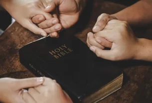 mãos unidas em um grupo de oração feminino