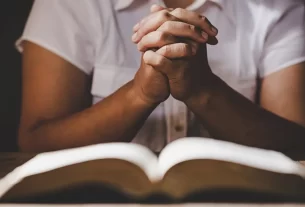 o poder tranformador da oração na vida da mulher simbolizado por uma muilher com as mãos unidas em oração