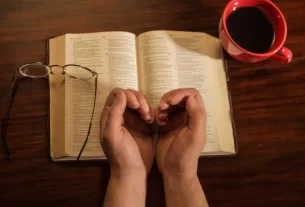 mulher em rotina de oração matinal