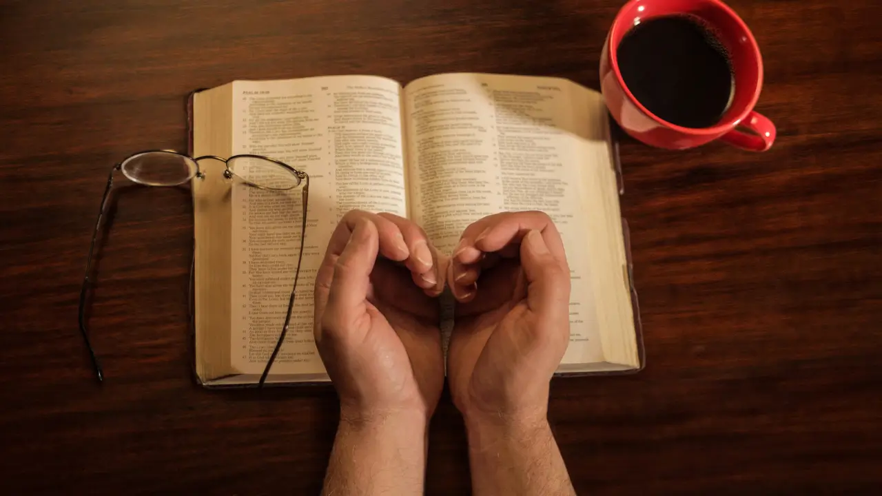 mulher em rotina de oração matinal