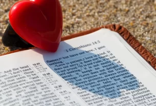 Bíblia aberta com um coração para simbolizar versículos bíblicos para superar a insegurança.