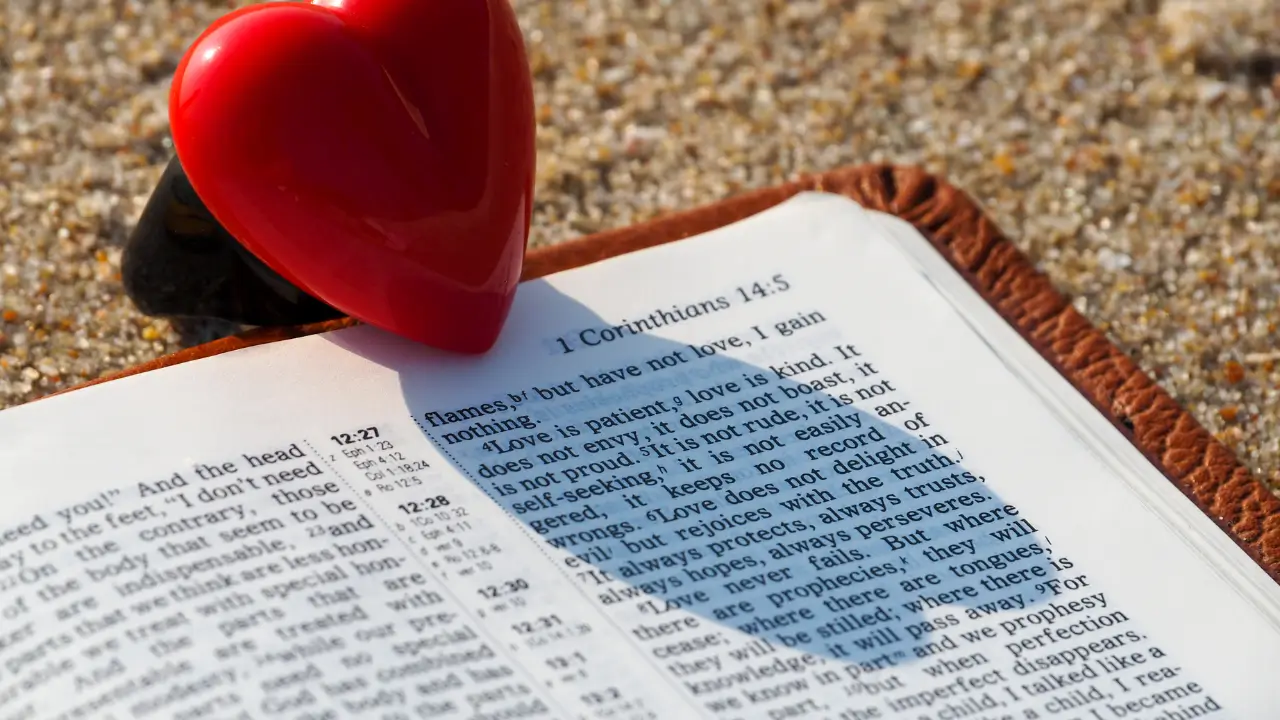 Bíblia aberta com um coração para simbolizar versículos bíblicos para superar a insegurança.