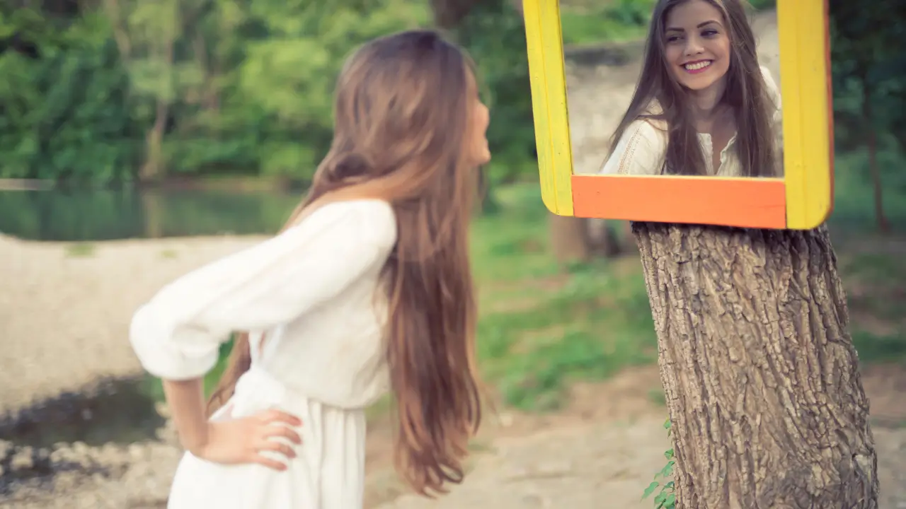 Beleza que Deus vê representada por uma mulher vendo seu reflexo no espelho