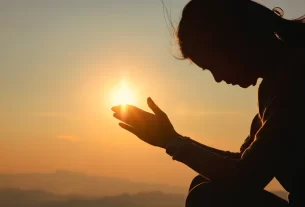 Quando não sei orar representado por uma mulher com a cabeça baixa e as mãos juntas.