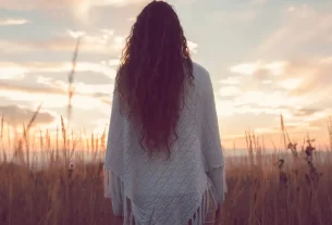 uma mulher olhando o horizonte para simbolizar a libertação emocional