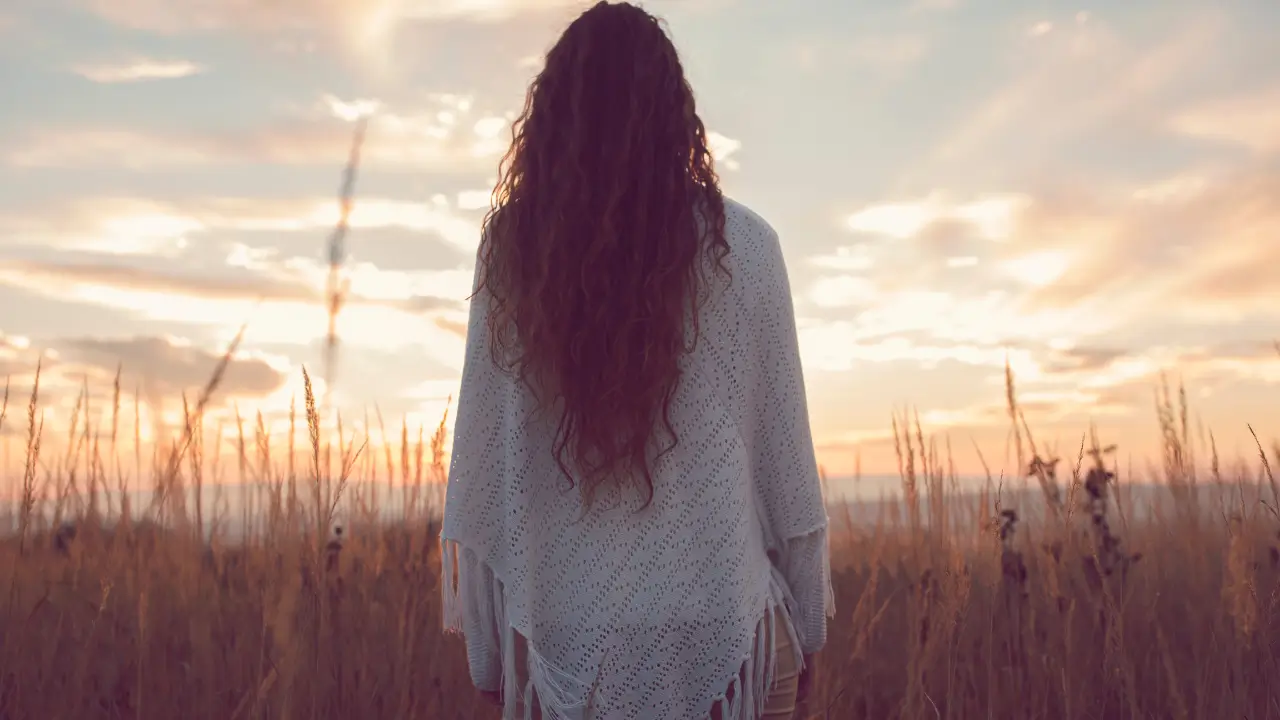 uma mulher olhando o horizonte para simbolizar a libertação emocional