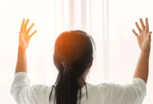 mulher com braços estendidos representando a figura da mulher obediente a Deus