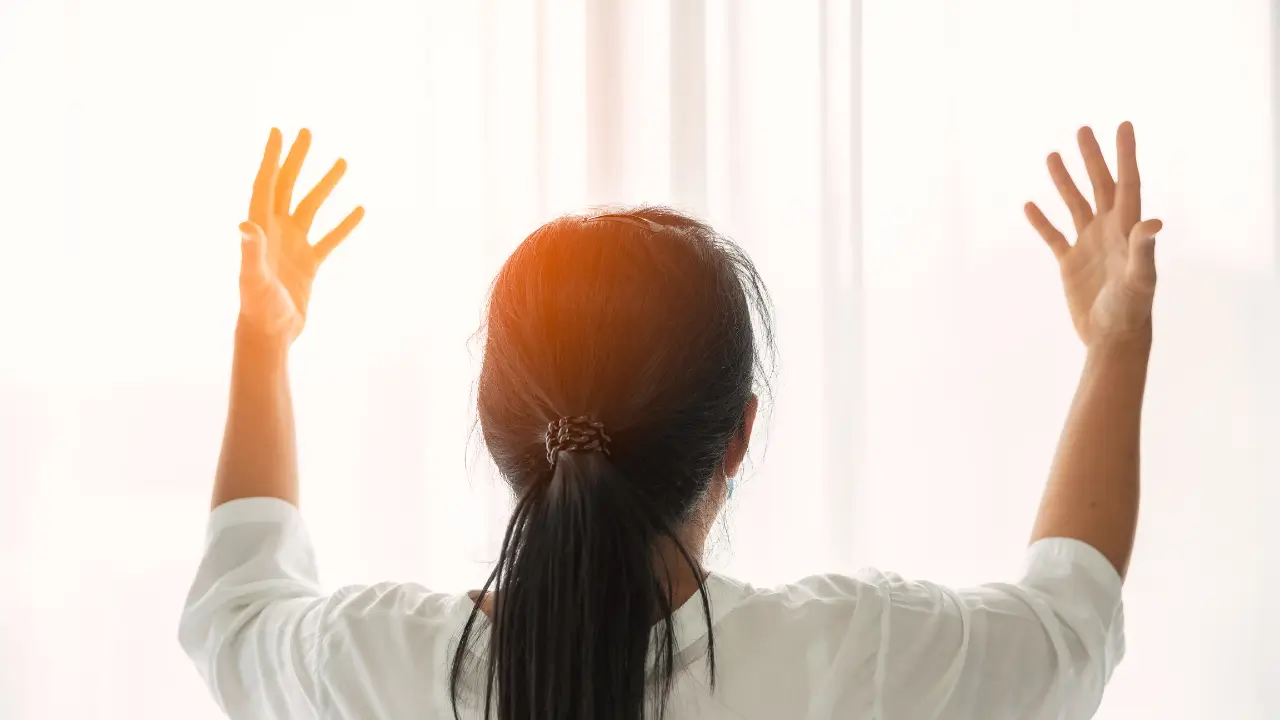 mulher com braços estendidos representando a figura da mulher obediente a Deus