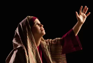 mulher com olhar sereno representando Maria, mãe de Jesus.