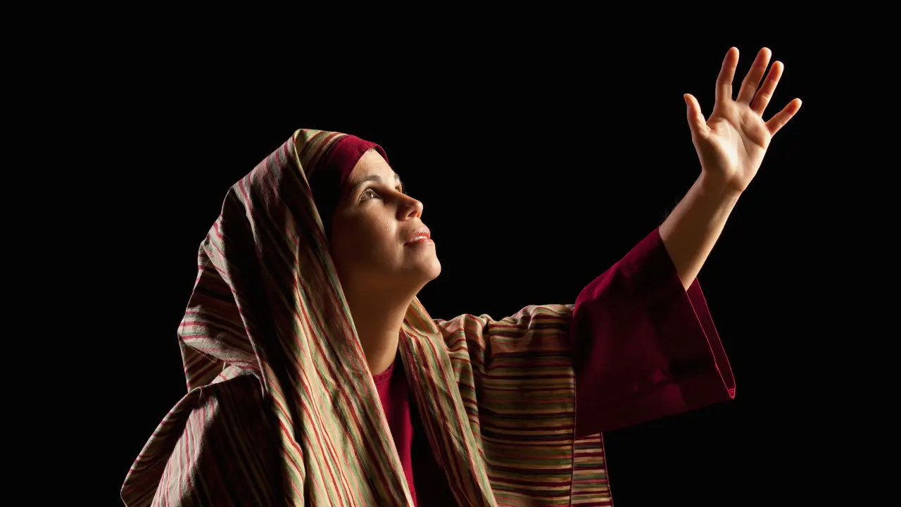 mulher com olhar sereno representando Maria, mãe de Jesus.