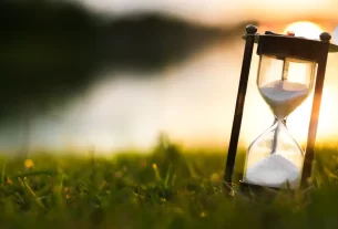 Ampulheta representando o tempo e o esperar em Deus