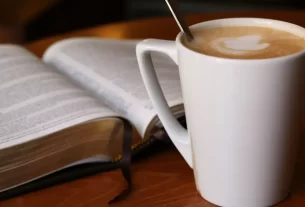 Bíblia aberta em Provérbios 31, representando a mulher e sua fé.