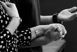 A oração no casamento representada por duas mãos dadas em posição de oração