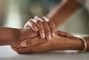 mãos entrelaçadas para simbolizar que você não está sozinha