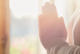 mãos unidas simbolizando a oração das mães