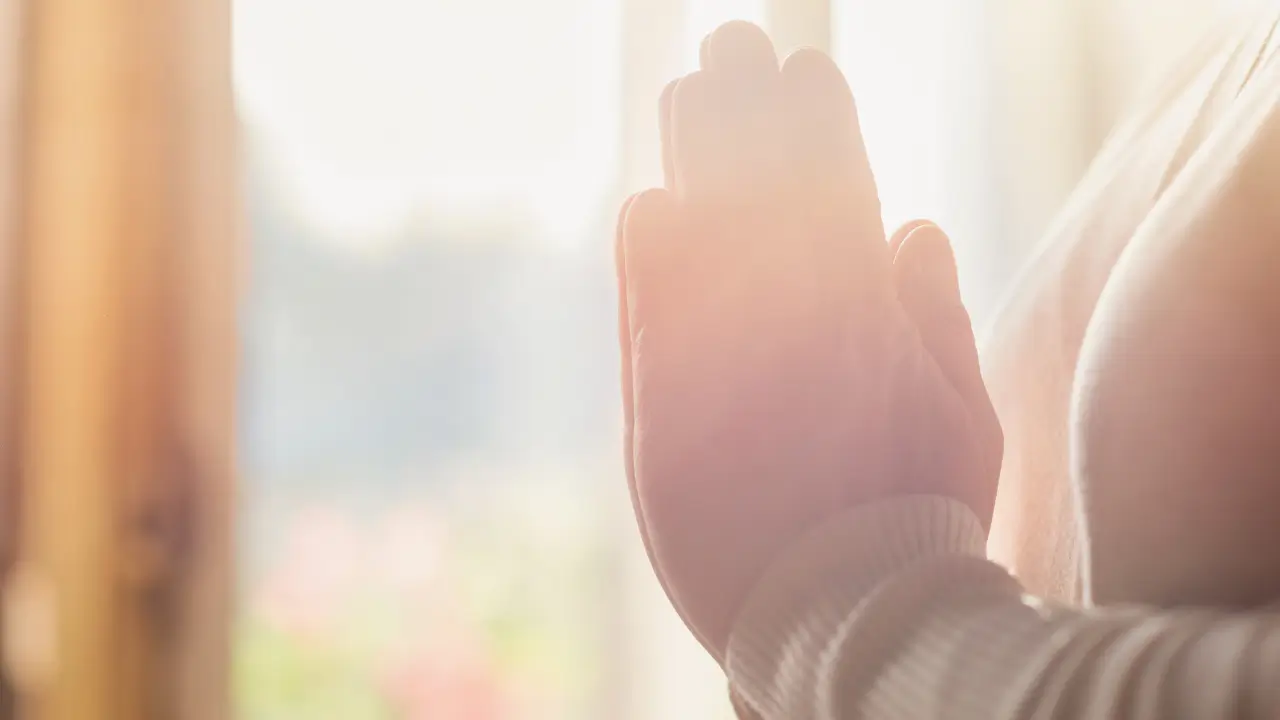 mãos unidas simbolizando a oração das mães