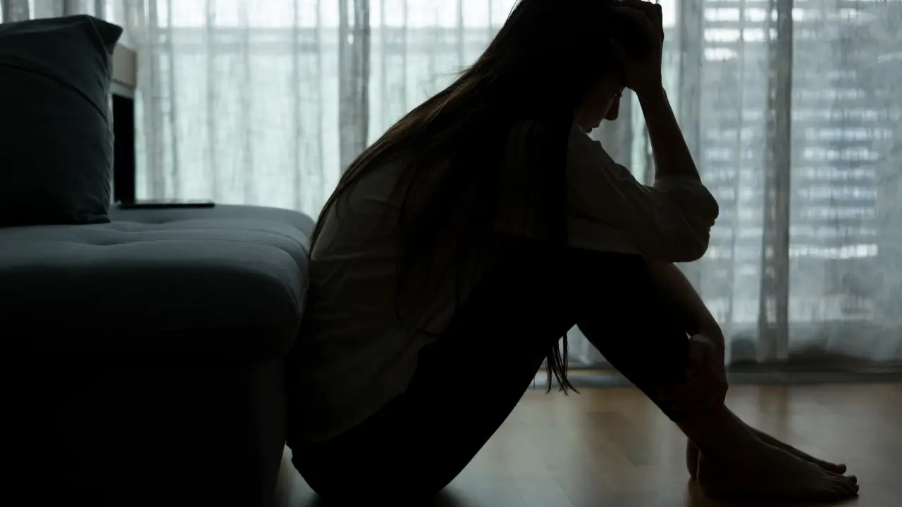 Quando a alma chora representado por uma mulher sentada no escuro