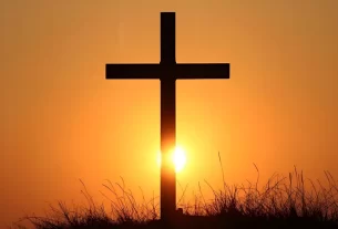 Luz do sol atrás de uma cruz simbolizando os recomeços em Deus