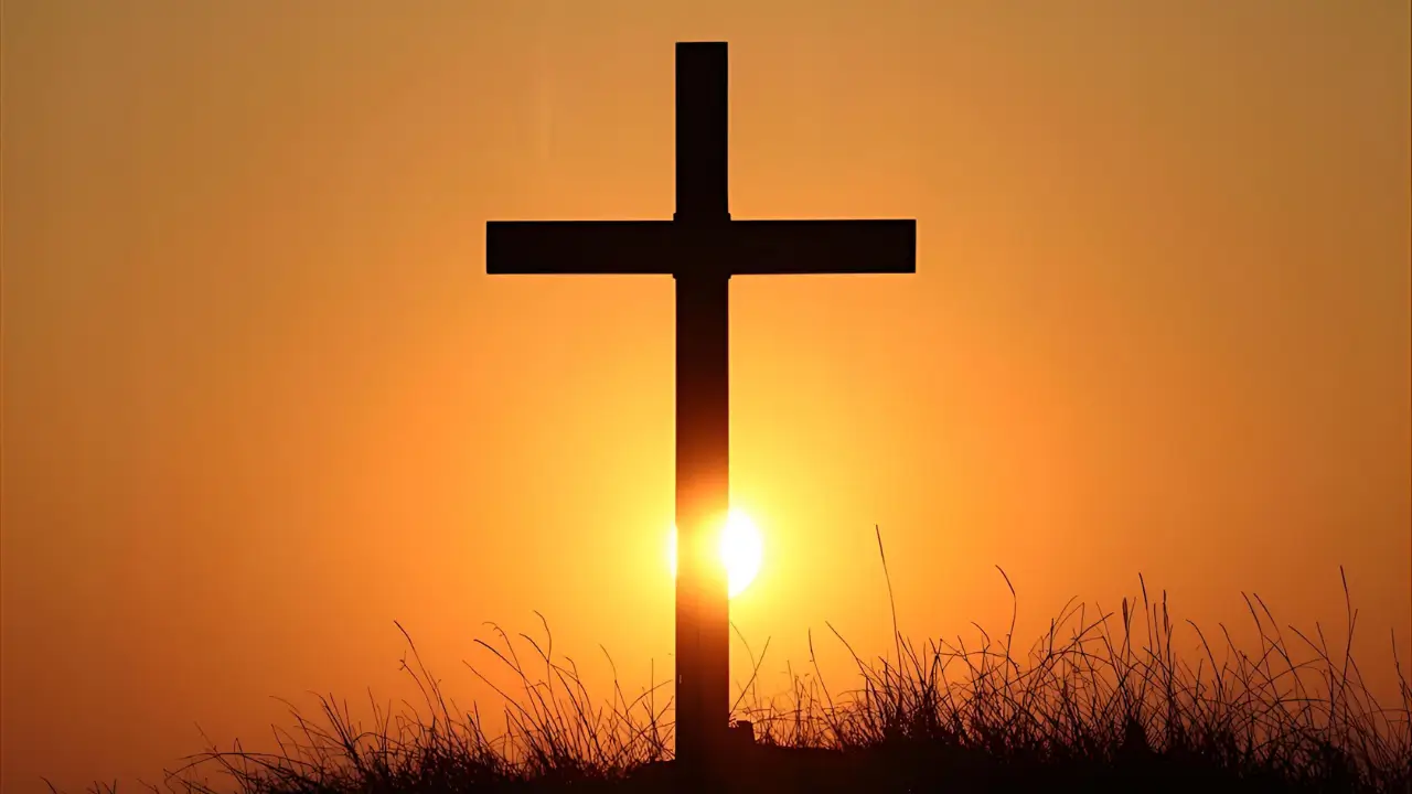 Luz do sol atrás de uma cruz simbolizando os recomeços em Deus