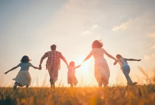 Uma família ao por do sol simbolizando recomeços na família