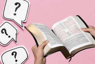 várias interrogações e uma Bíblia abertapara simbolizar respostas bíblicas para mulheres