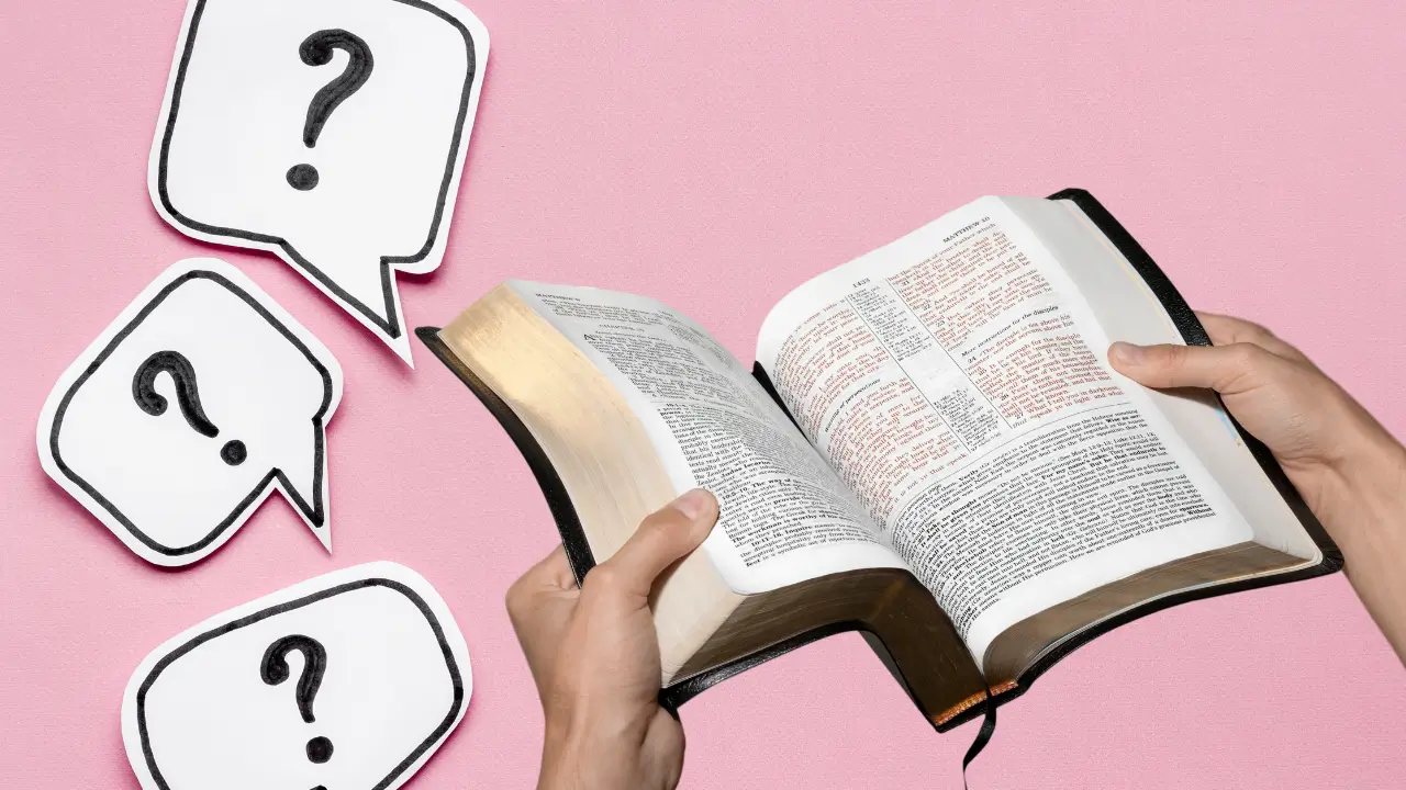 várias interrogações e uma Bíblia abertapara simbolizar respostas bíblicas para mulheres