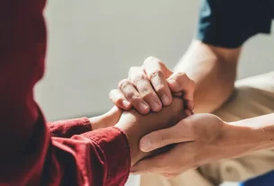 Um casal de segurando as mãos para representar os recomeços no casamento