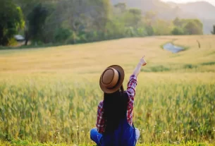 Quando Deus nos convida a parar para avaliaar e seguir adiante ilustrado por uma mulher sentada ao ar livre.