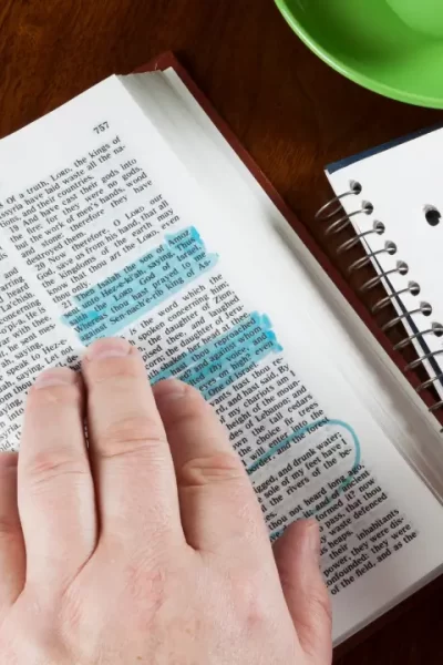 O propósito de Deus para o novo ano ilustrado por uma Bíblia marcada