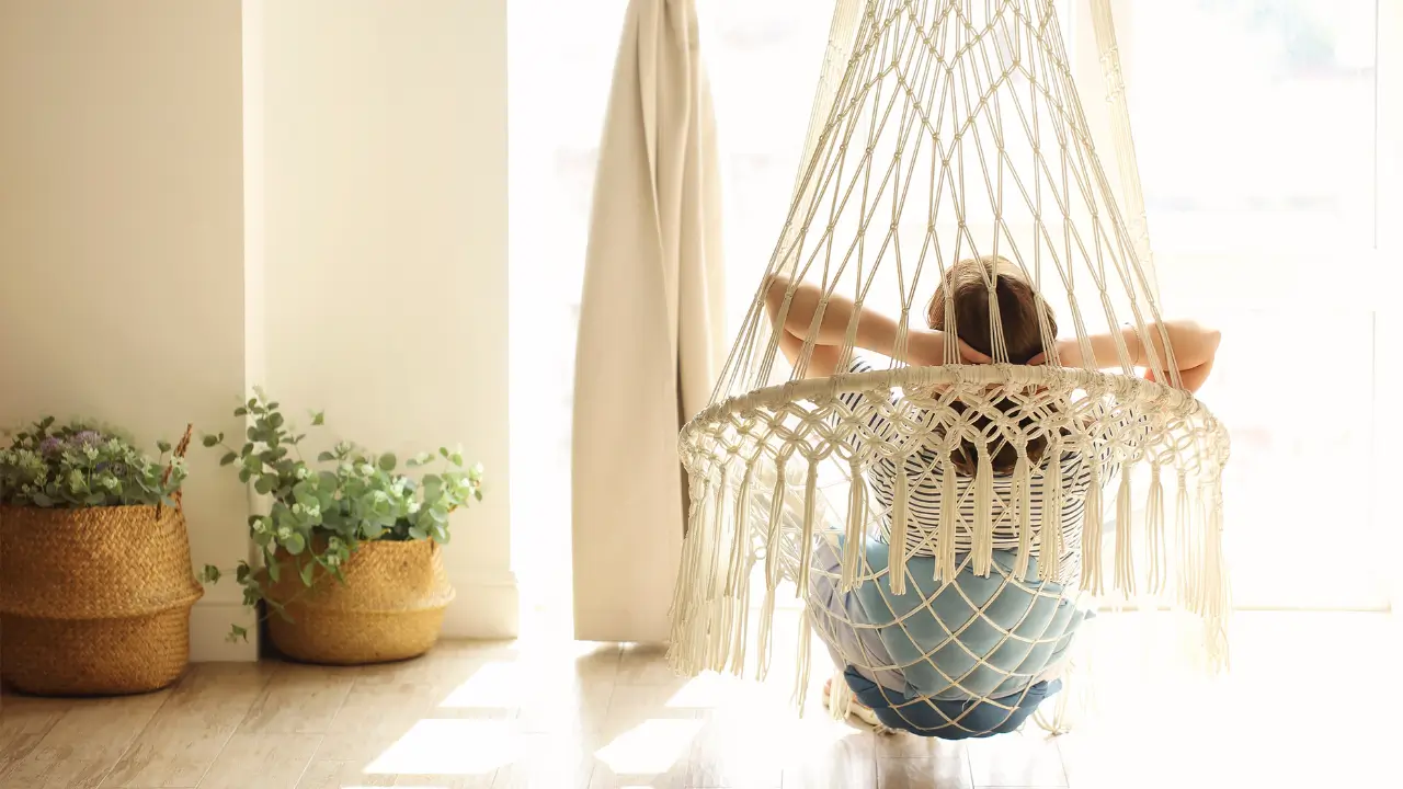 uma mulher em uma rede na sala para simbolizar a lida com os conflitos familiares através da fé