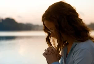 Lições de fé representadopor uma mulher em posição de oração