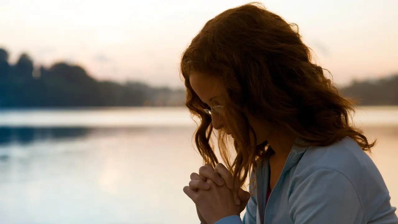 Lições de fé representadopor uma mulher em posição de oração