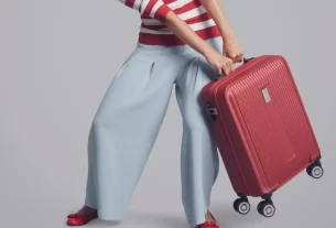 mulher puxando uma mala com dificuldade para mostrar que carrega um peso que não é seu.