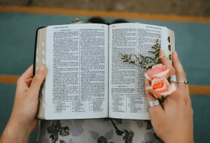 mulheres da Bíblia que marcaram gerações representado por uma Bíblia aberta sendo lida