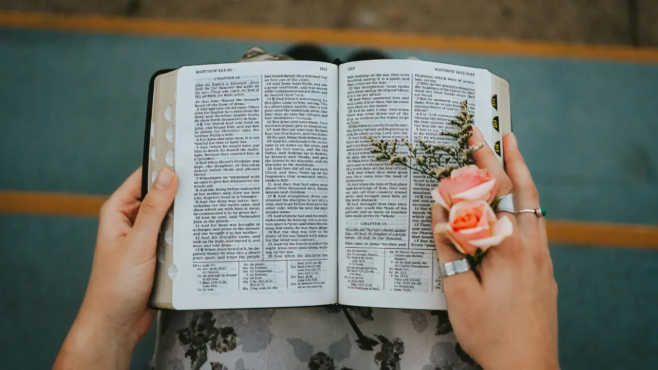 mulheres da Bíblia que marcaram gerações representado por uma Bíblia aberta sendo lida